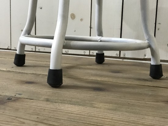 レトロな鉄脚スツール 座面チーク 無垢材 作業椅子 低い丸椅子 チェア ホワイト ナチュラル座面_画像5