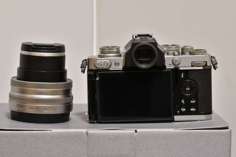 Nikon Zfcボディ + NIKKOR Z DX 16-50mm + スモールリググリップ + オマケ多数_画像3