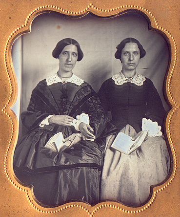 銀板写真 ダゲレオタイプ 姉妹 親友 ケース 女性 ドレス ガラス写真 古写真 湿板 西洋 乾板 肖像写真 19世紀 アンティーク 江戸 戦前 送込_画像1