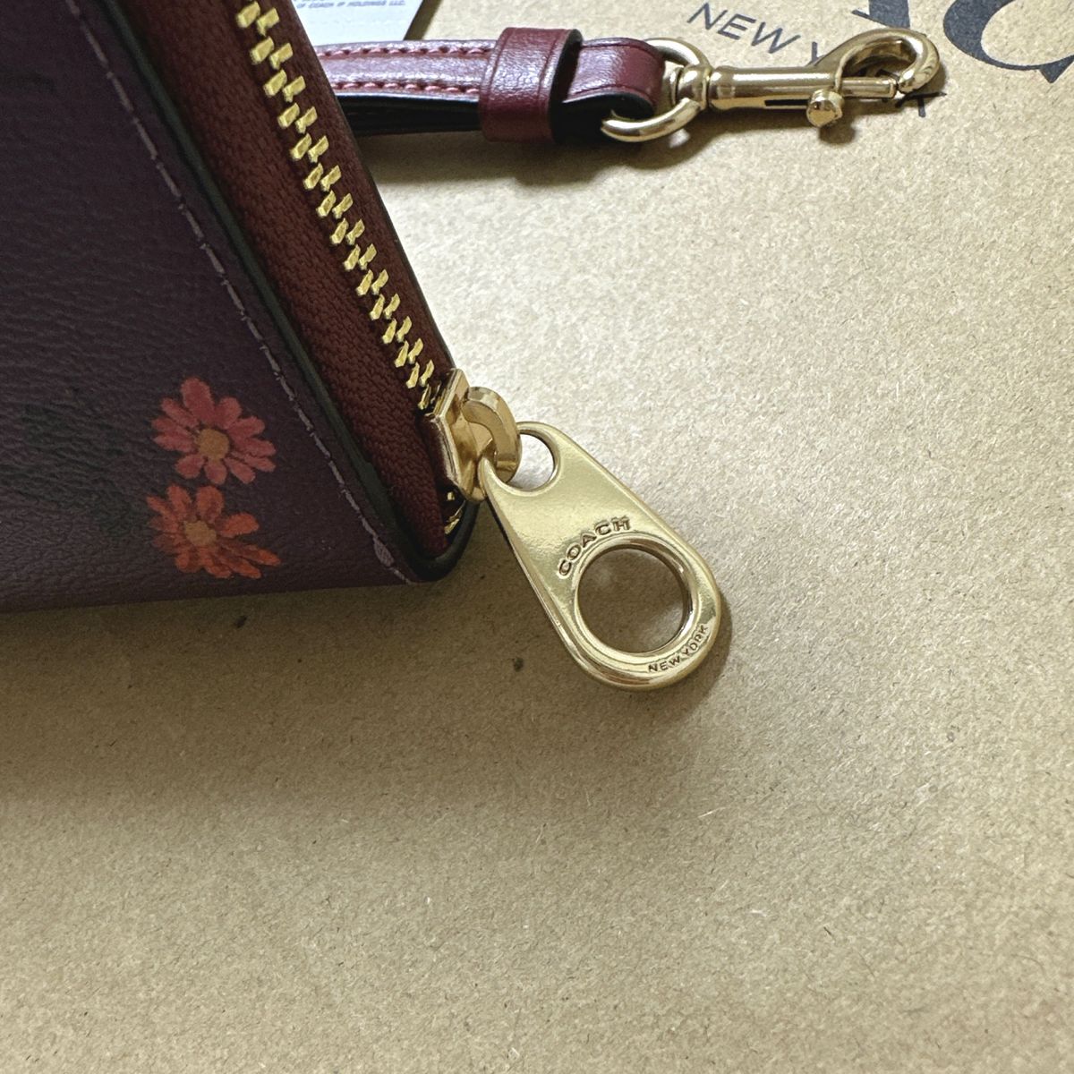 新品未使用 コーチ パープル フラワー ロゴ フローラル リストレット 長財布 花柄 財布 COACH ラウンドファスナー 