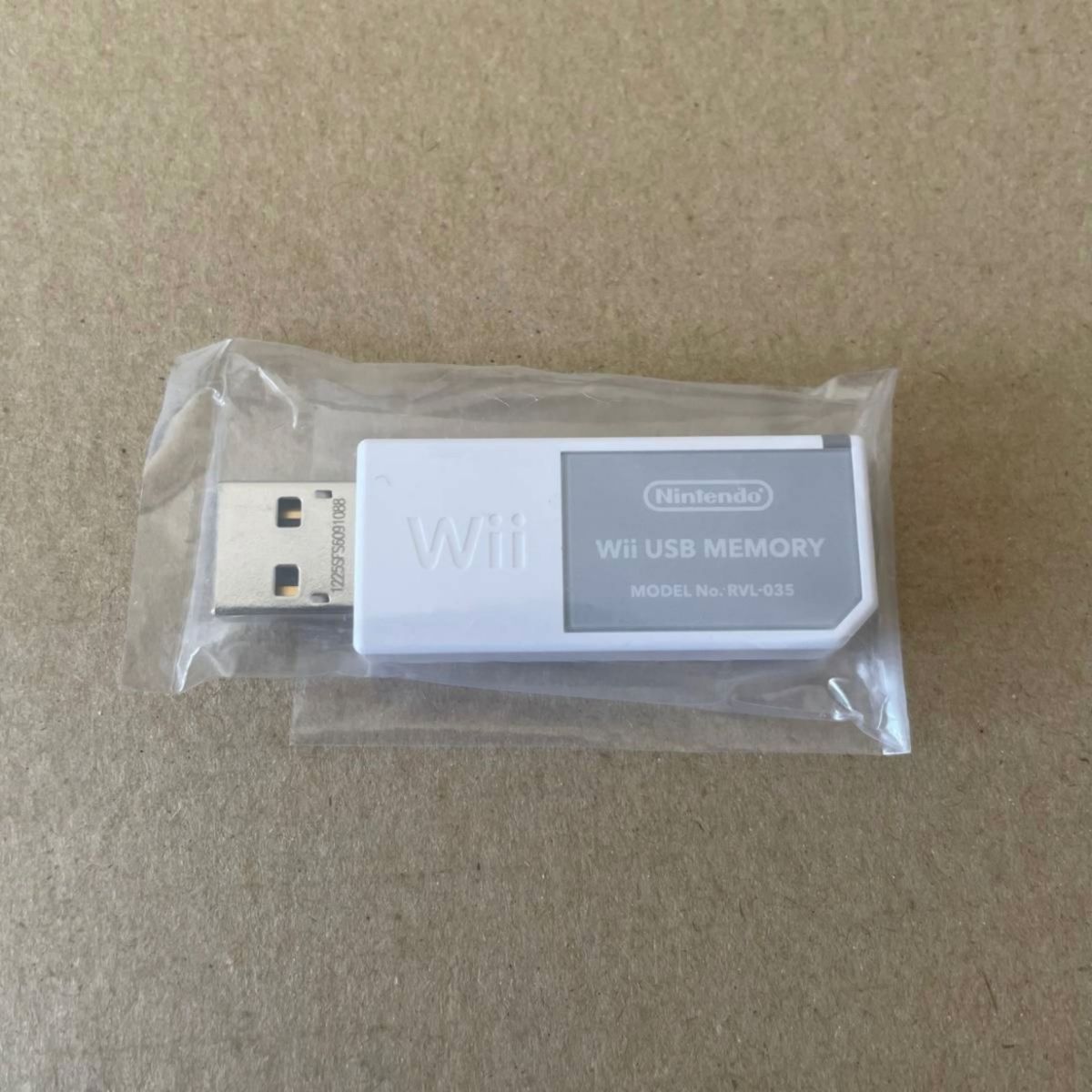 新品未使用 任天堂 16GB USBメモリー RVL-035 PC Wii 目覚めし五つの種族 ドラゴンクエスト10