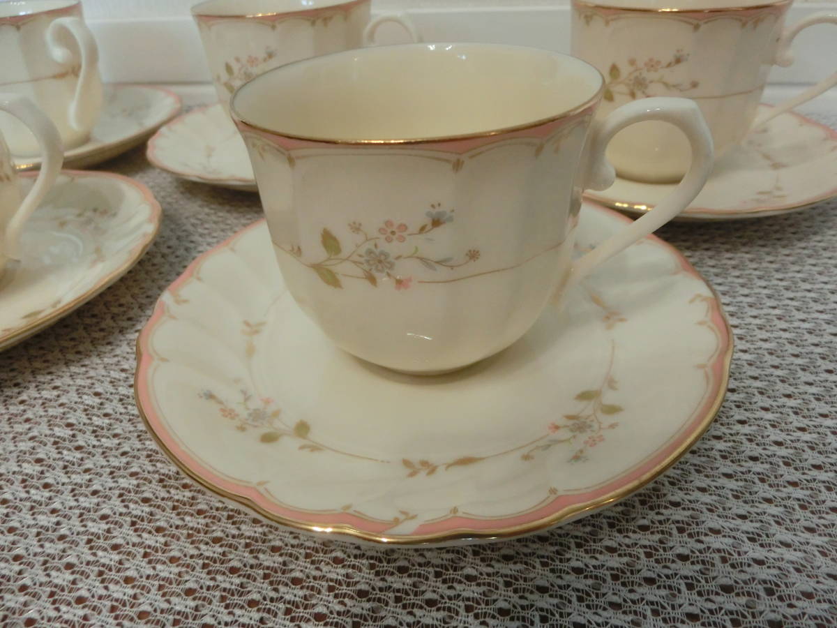 NARUMI ナルミ Fine China ファインチャイナ カップ&ソーサー ５客セット　花柄　金縁　_画像3