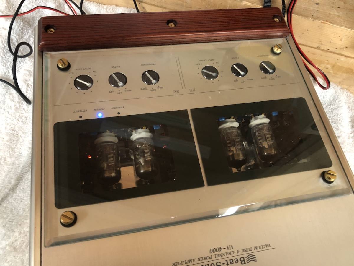 Beat-Sonic製　真空管ハイブリッド　4チャンネル　VA-4000 パワーアンプをお譲りします。_出力ランプが点灯します。