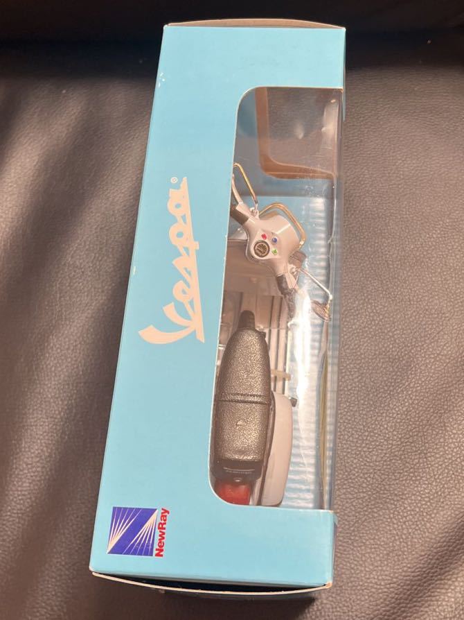 1/12スケール VESPA P200E 1978 ホワイト ダイキャストバイク ミニカー オートバイ NEW RAY ニューレイ 青島 完成品 スカイネット ベスパ_画像5