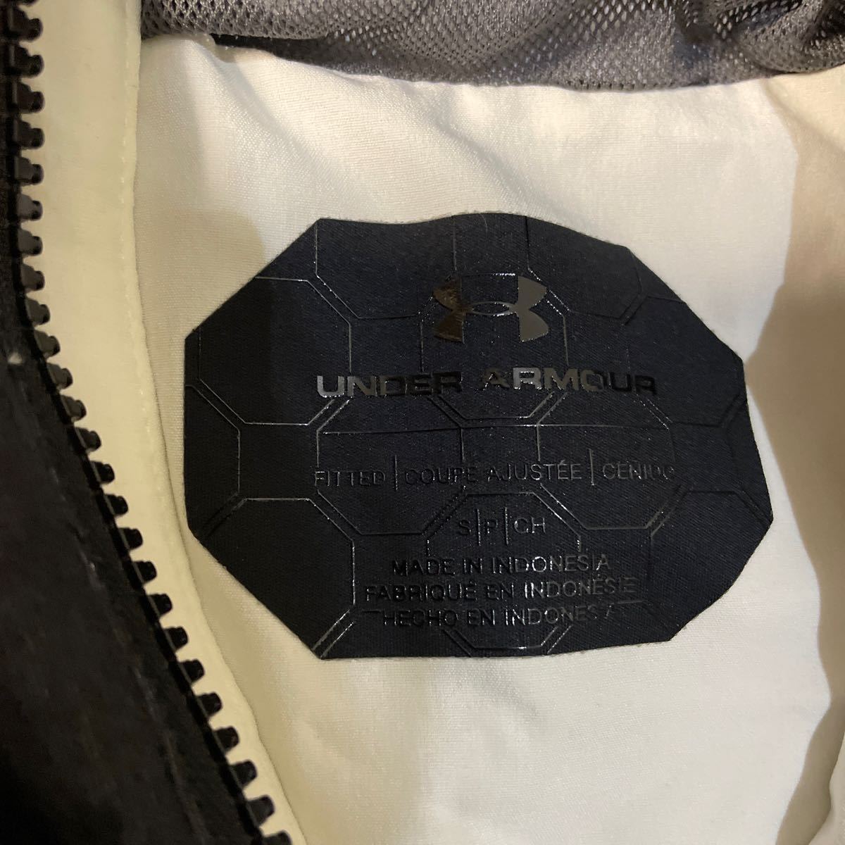 送料無料　未使用　アンダーアーマー Under Armour パーカー　SMサイズ　 ゴアウインドストッパー 白×黒　JACKET_画像3