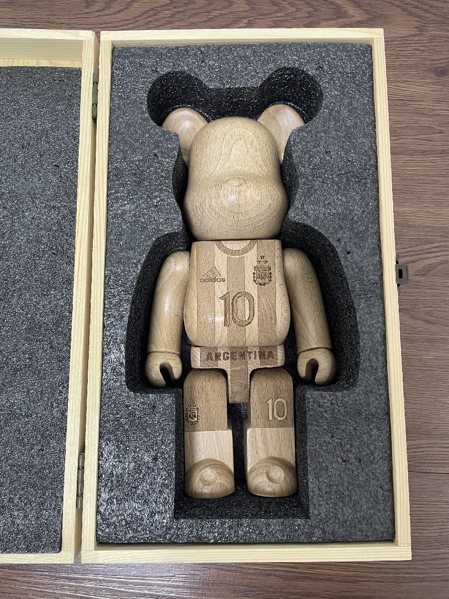 BE@RBRICK x カリモクx 400% by MEDICOM TOY ベアブリック carved wooden メッシ Leo Messi 置物 ■ 中古 ■ 美品 ■ 箱付き_画像8