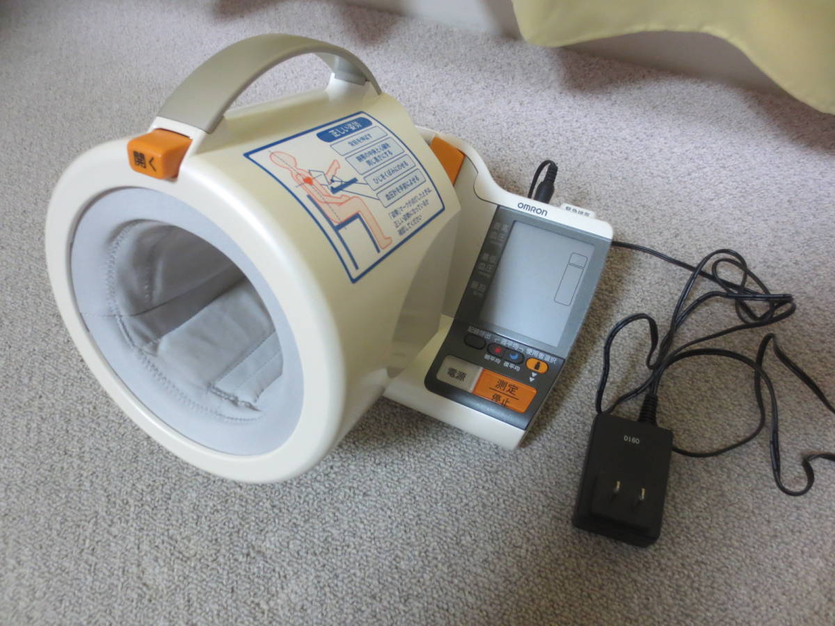 【higasi】オムロン製上腕式血圧計　HEM-1010　状態良好　２０２２年製新しいです。 「早朝高血圧」確認機能付き。説明書なし_画像1