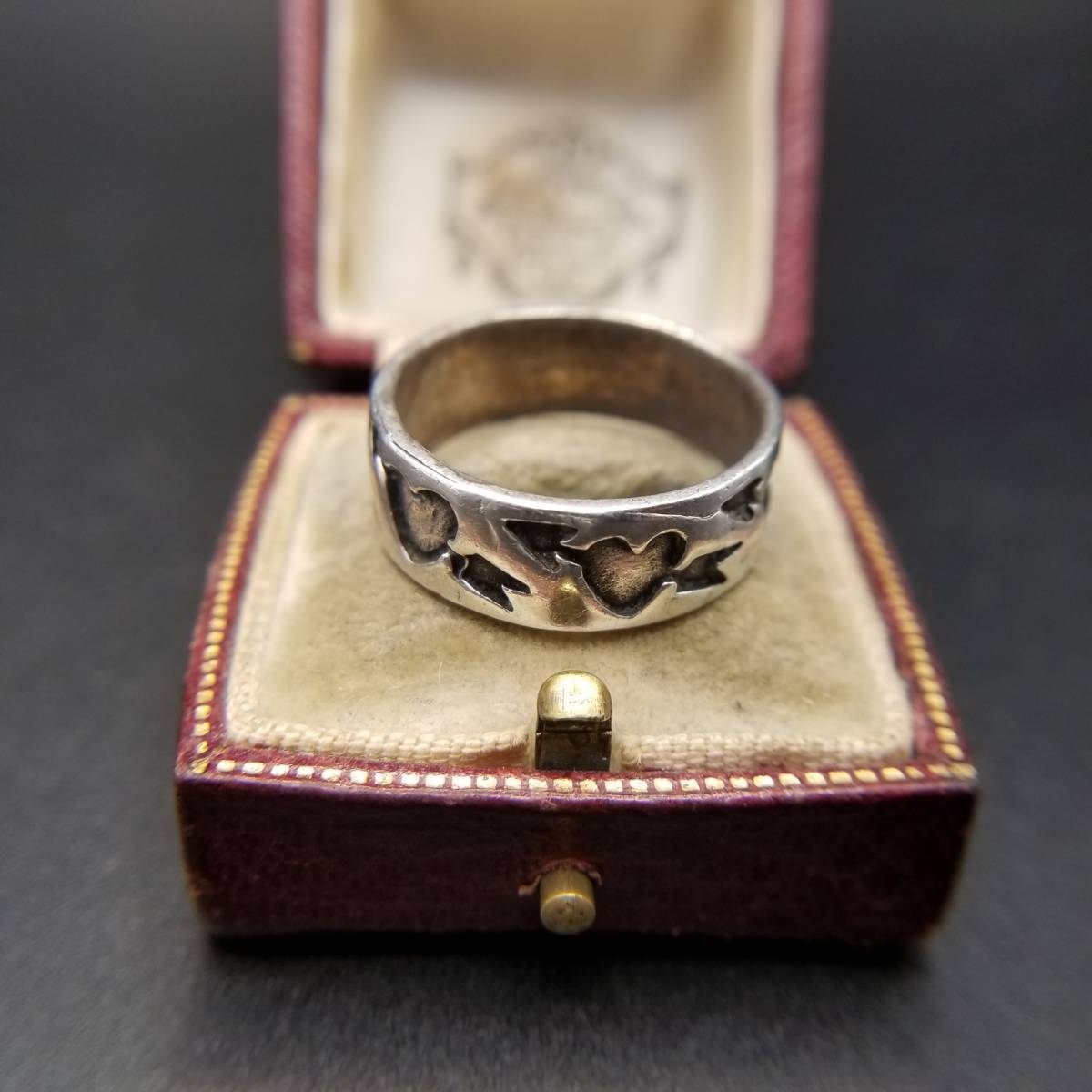 【国内在庫】 ×ハートと矢 彫刻 R12-US ARROW HEART キューピッドハート モチーフジュエリー 指輪 銀 5.7g バンドリング ヴィンテージ シルバー 925 22号~