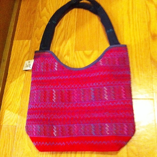 グアテマラ製手織り布ハンドバッグD赤ピンク系 布製肩掛け鞄 エスニック南米雑貨カラフル ハンドメイド