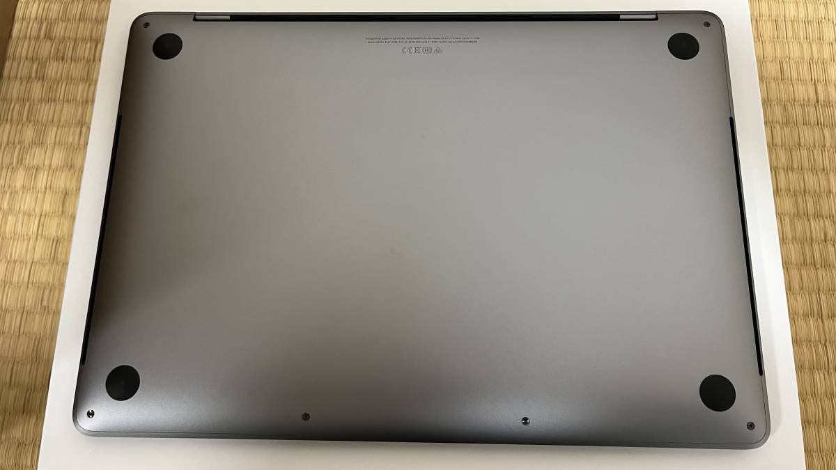 中古美品 Apple MacBook Pro 2020 CTO（Core i7: 2.3GHz / メモリ: 32GB / SSD: 1TB / USキーボード / スペースグレー）_本来裏