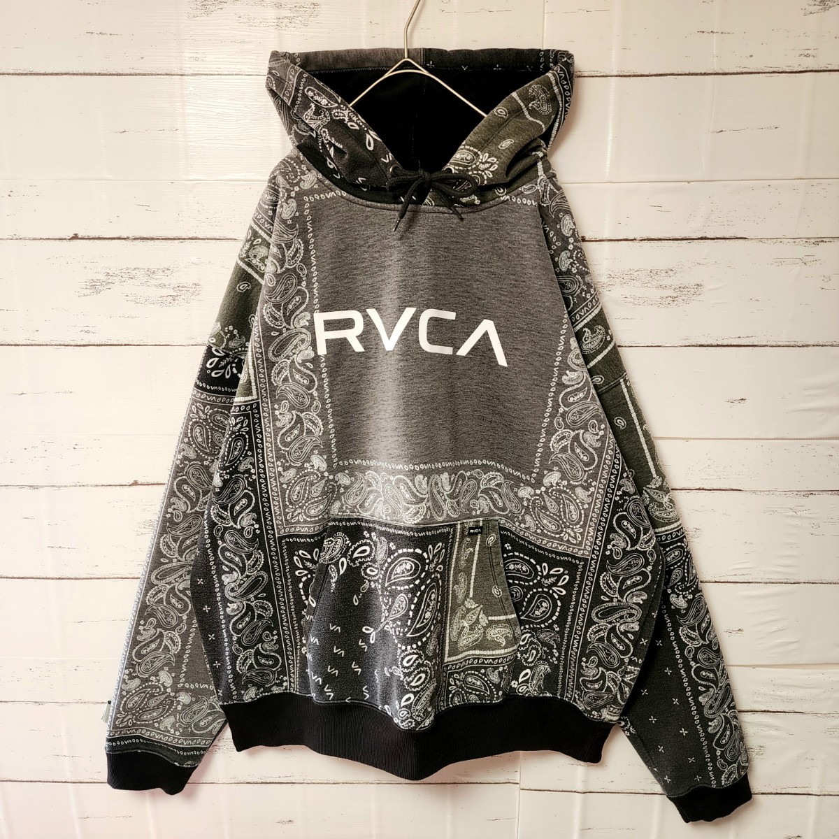 《大人気》RVCA ルーカ パーカー グレー ペイズリー センターロゴ ゆるだぼ_画像2