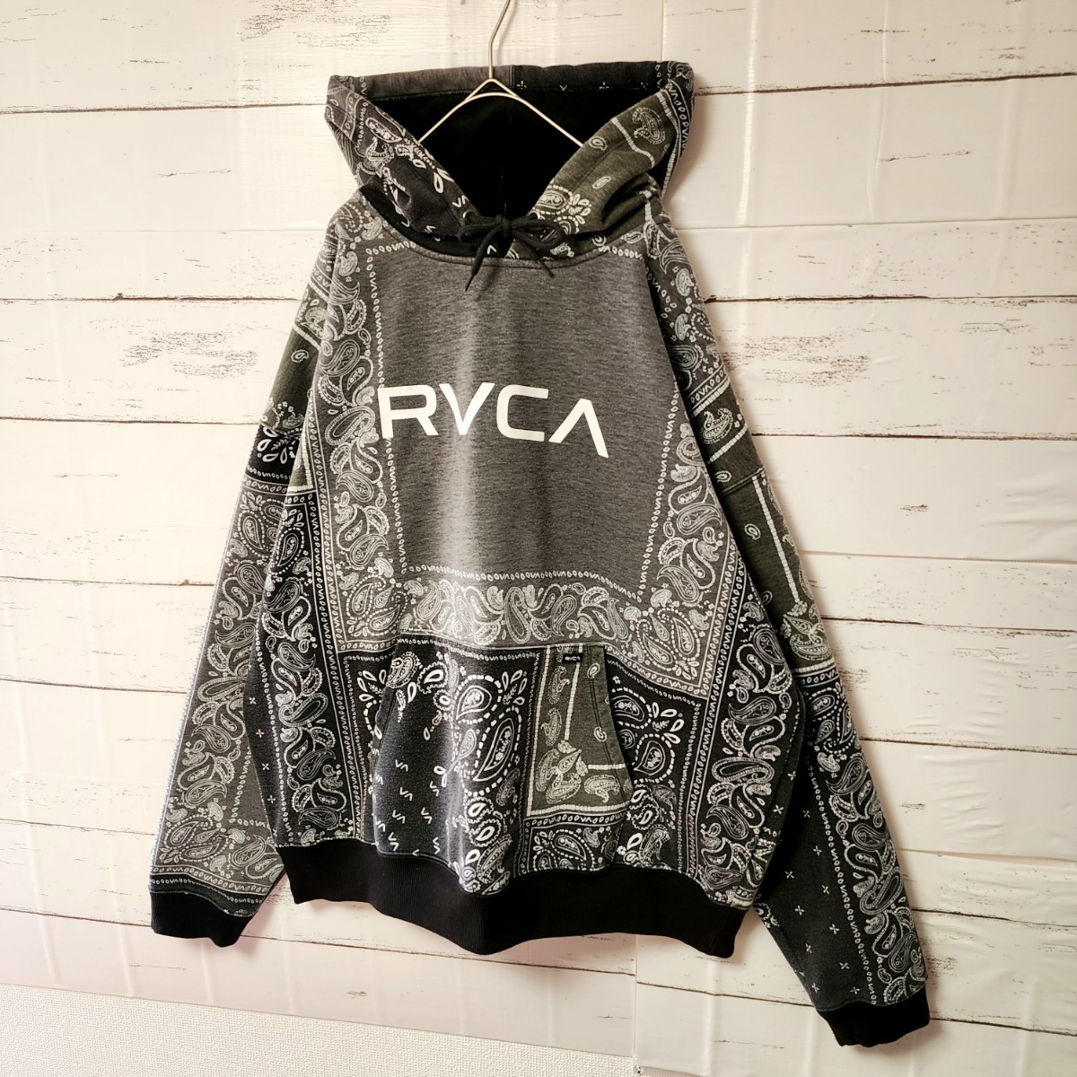 《大人気》RVCA ルーカ パーカー グレー ペイズリー センターロゴ ゆるだぼ_画像3