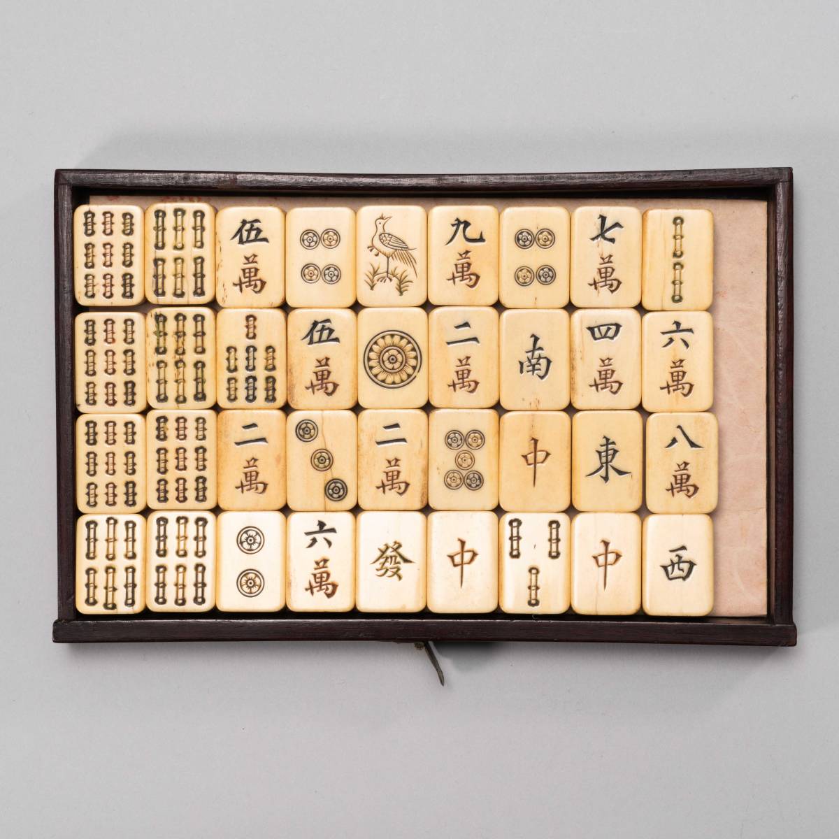 中国美術 高級麻雀牌 骨製背竹 牌 136枚 唐木箱付 細密彫刻 唐物 