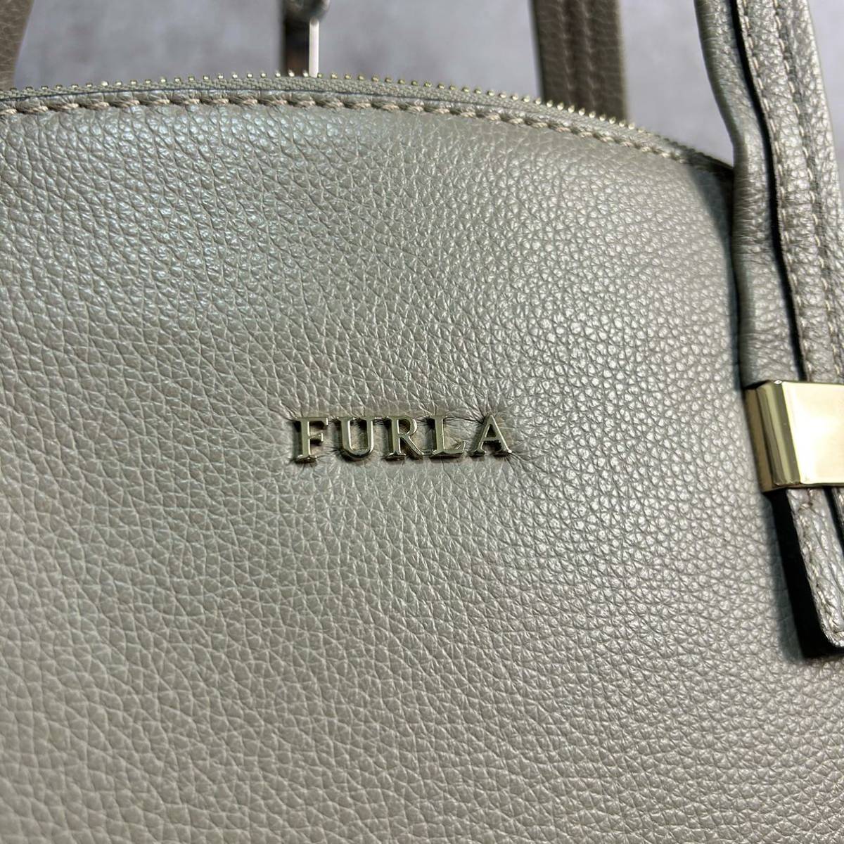 超美品●希少モデル●FURLA フルラ シボレザー 本革 トートバッグ ハンドバッグ 肩掛け ショルダー A4収納 グレー系 ゴールド金具 内側ロゴ_画像6