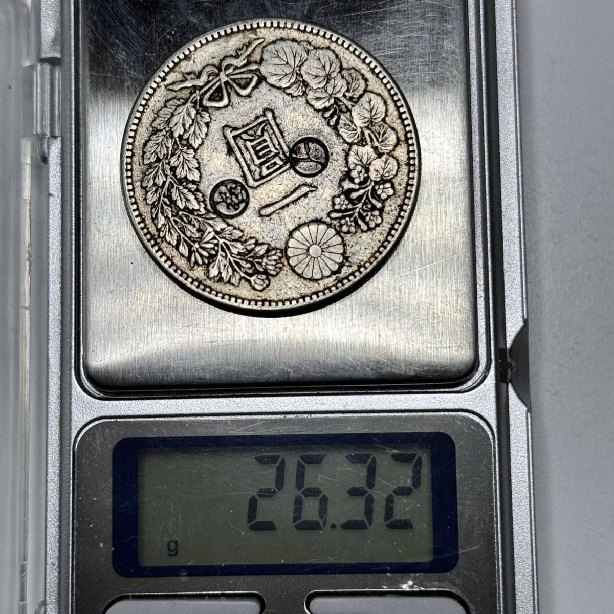 新1円銀貨　明治38年　古銭 銀丸 菊紋 刻印あり　竜 貨幣 大型　貿易銀　硬貨　重さ26.32g_画像5