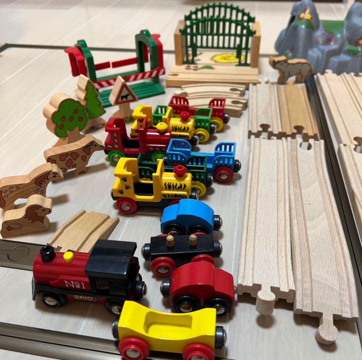 美品　BRIO 2セットまとめ売り　木製レール レール ブリオ おもちゃ 電車　クリスマスプレゼント