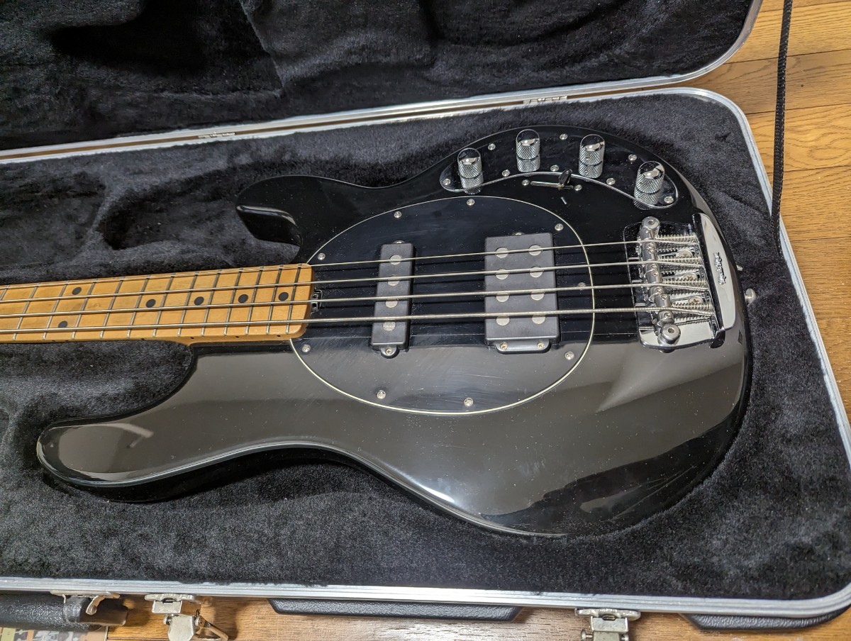 Ernie Ball MUSICMAN Stingray HS ブラック×メイプル 2006年製 made in USA 純正ハードケース付 2ピックアップ 4弦ベース スティングレイ_画像3