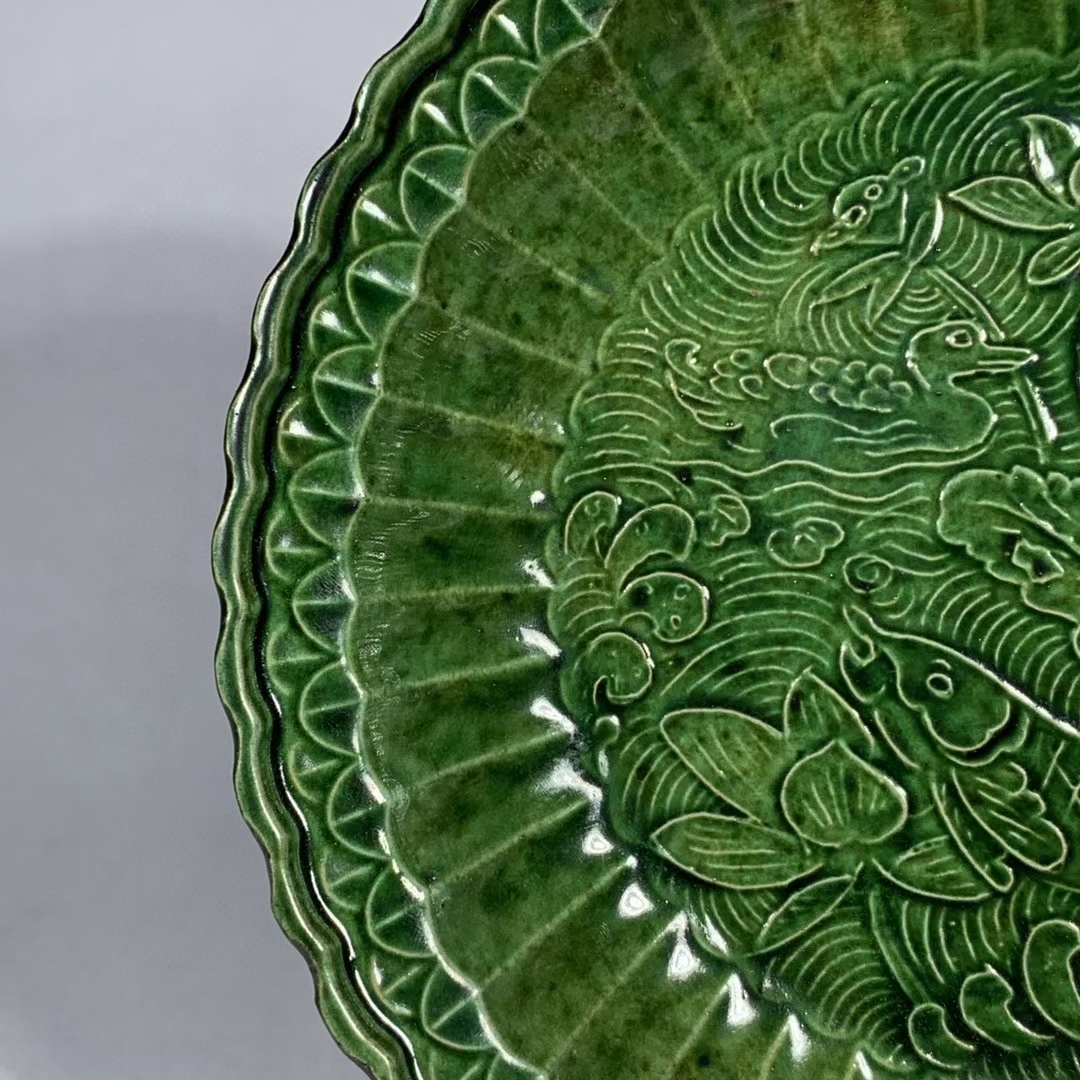 ◇中国美術◇ 聚寶齋*宋*定窯*緑釉蓮魚紋花口皿*】中古藝術品 置物 賞物 中国