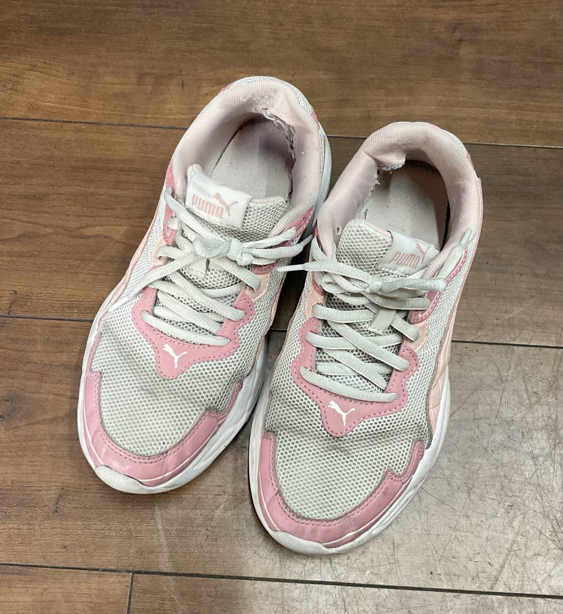 ☆中古 USED 使用感あり☆PUMA プーマ☆スニーカー☆オフホワイト×ピンク☆サイズ24.5cm☆通学 部活☆_画像1