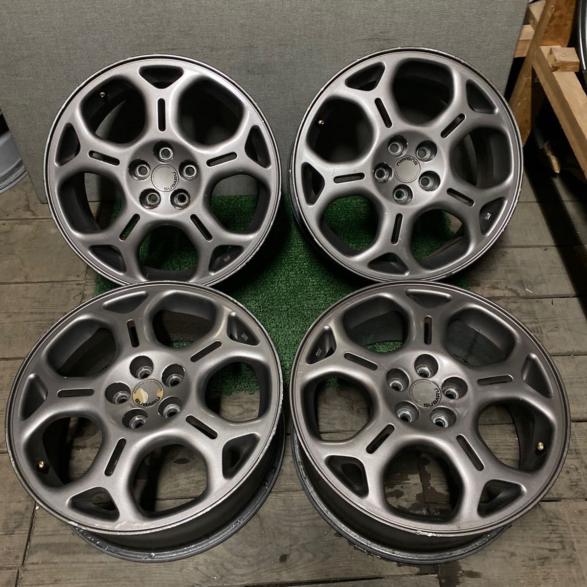 SUBARU純正ホイール 17インチ 17×7J OFF;+55 PCD;100-5H ハブ径;約53mm 傷あり、ガリ傷あり、サビあり　4本　_画像1