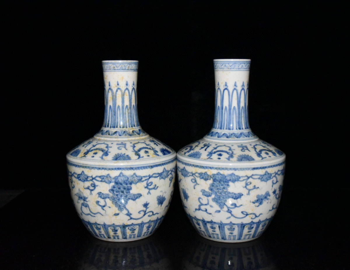 ▽鴻▽ 明 成化年製款 紅胎 青花 葡萄紋 天球瓶一對 古陶瓷品 置物 古賞物 中国古玩 中国古美術