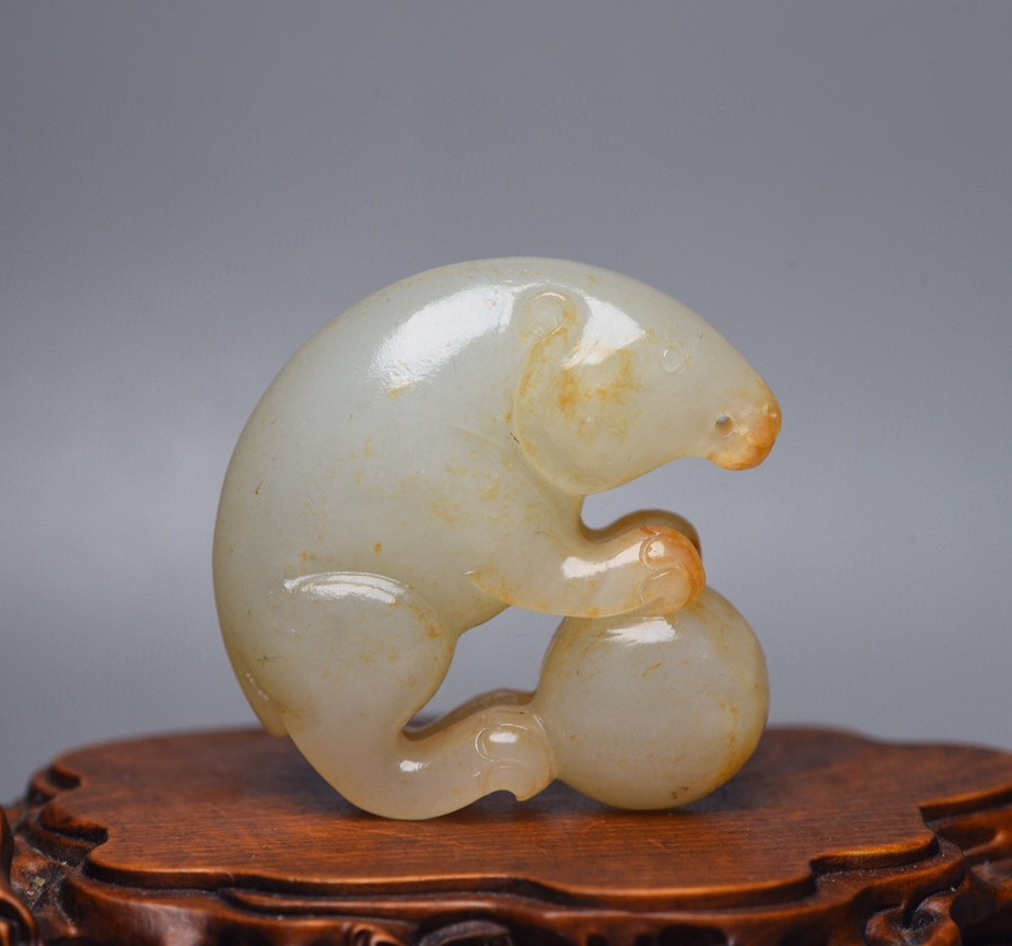 ▽鴻▽ 和田玉製 細密彫 小熊送寶 置物 古賞物 中国古玩 中国古美術_画像1