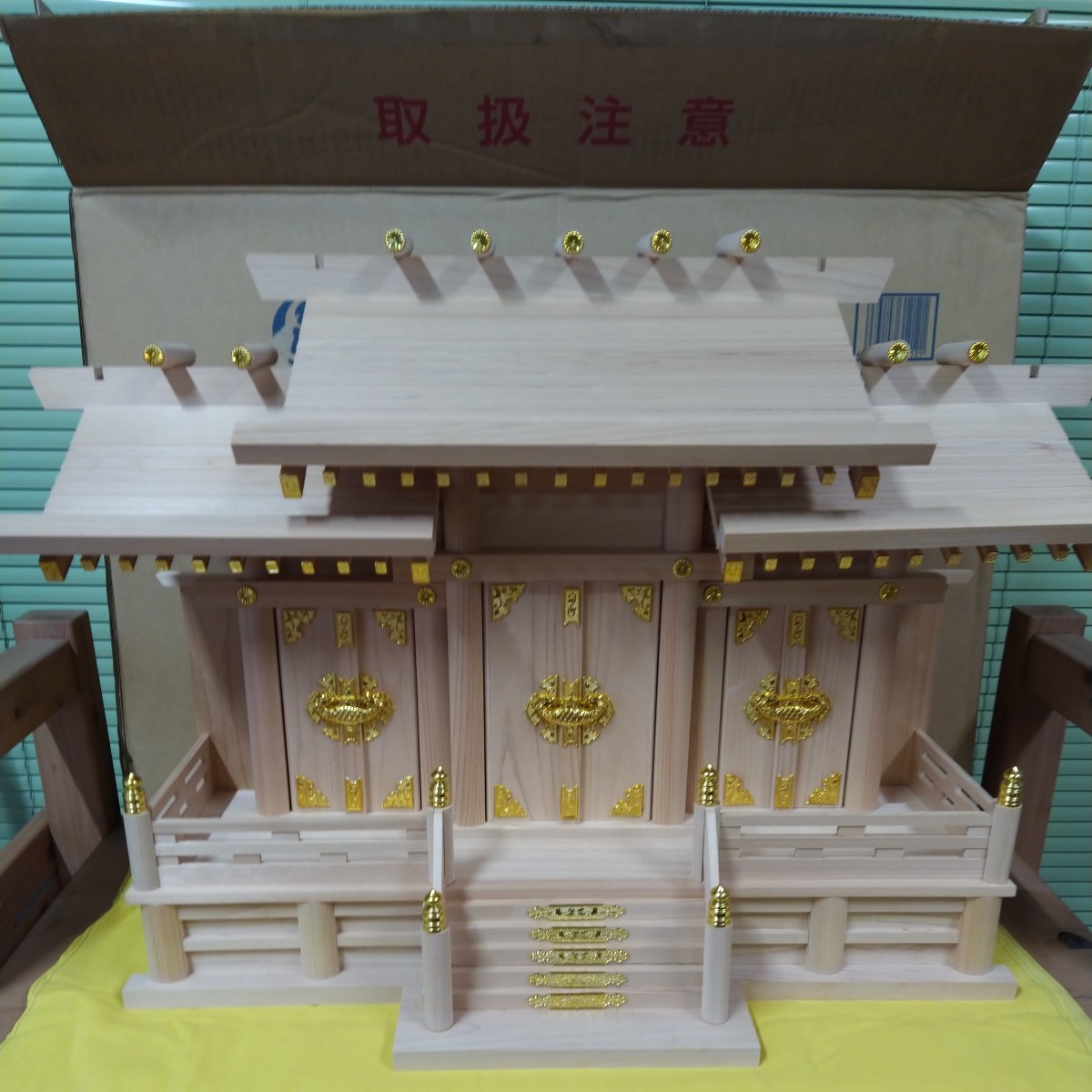 神棚　屋根違い三社　大　国産ひのき製　外寸法53×74×27cm 神具などは付属していません。_画像1