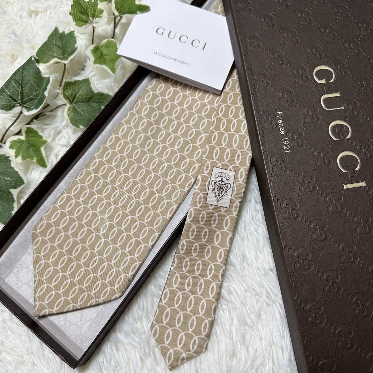 GUCCI グッチ ネクタイ ベージュ 美品 素敵 メンズ 人気モデル 送料無料 カッコいい 総柄 人気デザイン 通勤 ビジネス 高級 成人式_画像1