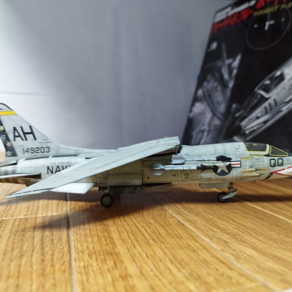 アカデミー 1/72 F-8E クルセイダー 完成品_画像4