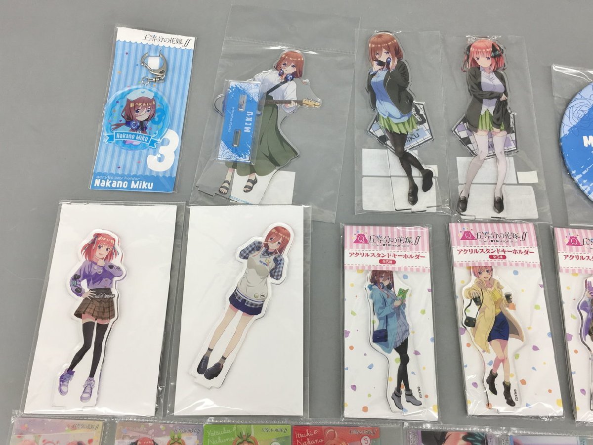 アニメグッズ 五等分の花嫁 アクリルスタンド BIG缶バッチ カード 他 まとめセット 一花 二乃 三玖 四葉 五月 美品 2312LO016_画像2