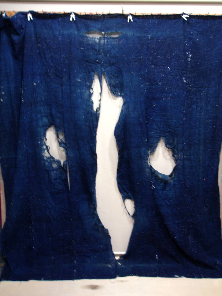 L44771【生地取り用 リメイク用 綿 ボロ 襤褸 藍染】 布団がわ ほどき 大判 破れ_画像2