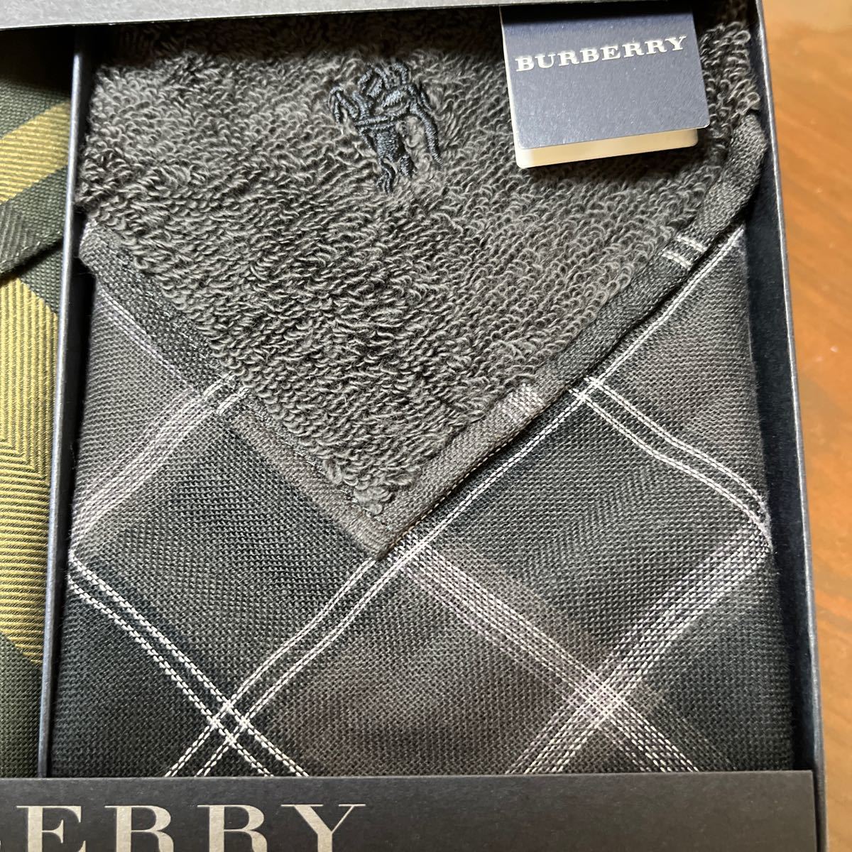 新品☆BURBERRY ☆ 紳士ハンカチ　　　　　2点セット_画像3