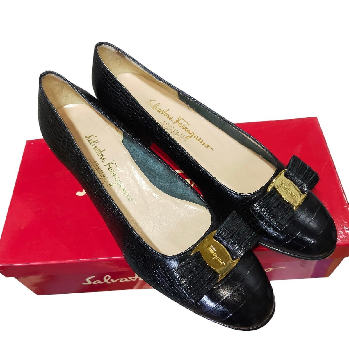 ◆中古品◆Ferragamo フェラガモ リボン パンプス 型押 8 1/2 大きいサイズ ブラック V54556NL_画像1