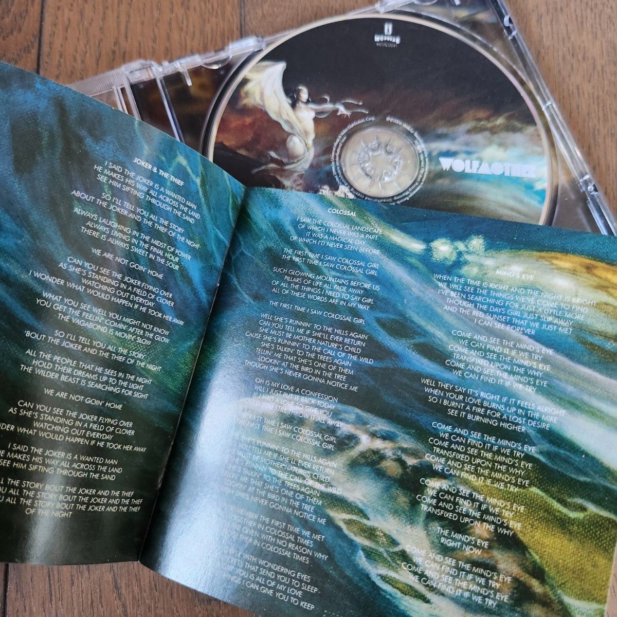 ★WOLFMOTHER「WOLFMOTHER」アルバム！輸入盤　全13曲収録(歌詞付き)3人組みバンドのデビュー作。