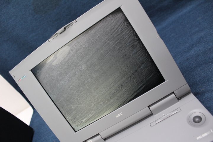 ○NEC ノートパソコン　PC98 NOTE LIGHT(98ノートライト) 【ジャンク扱い】レトロ 古いパソコン PC-9801NL/Pc-9821Ld_画面キズ・溶けあり