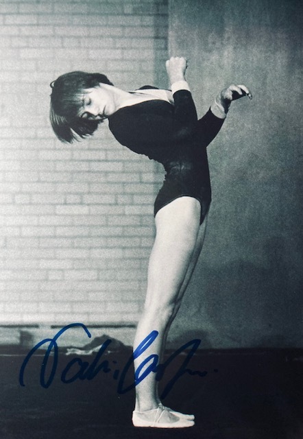  gymnastics player Nadia * koma nechi with autograph photograph gold Medalist white ..