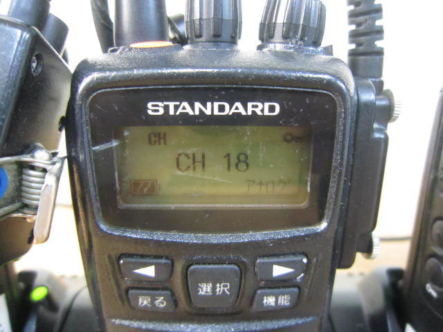 STANDARD スタンダード デジタル簡易無線機 VXD450U トランシーバー 5台まとめ 連結充電器 タイピン型マイク・イヤホン付き No.2_画像2