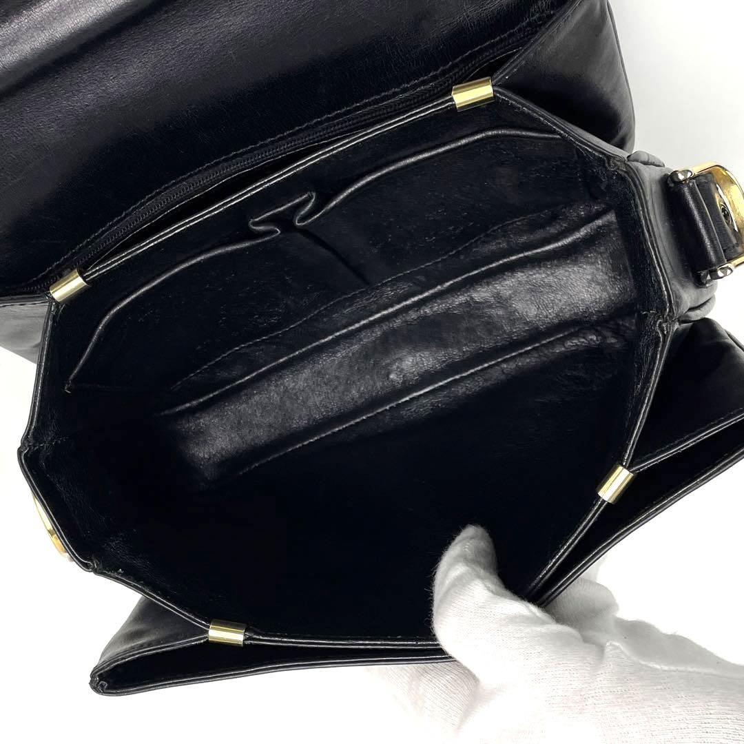 【美品】CELINE セリーヌ ショルダーバッグ ポシェット 馬車金具 ゴールド金具 ロゴ型押し ボックスカーフ フォーマル 黒色 レザー 人気_画像8