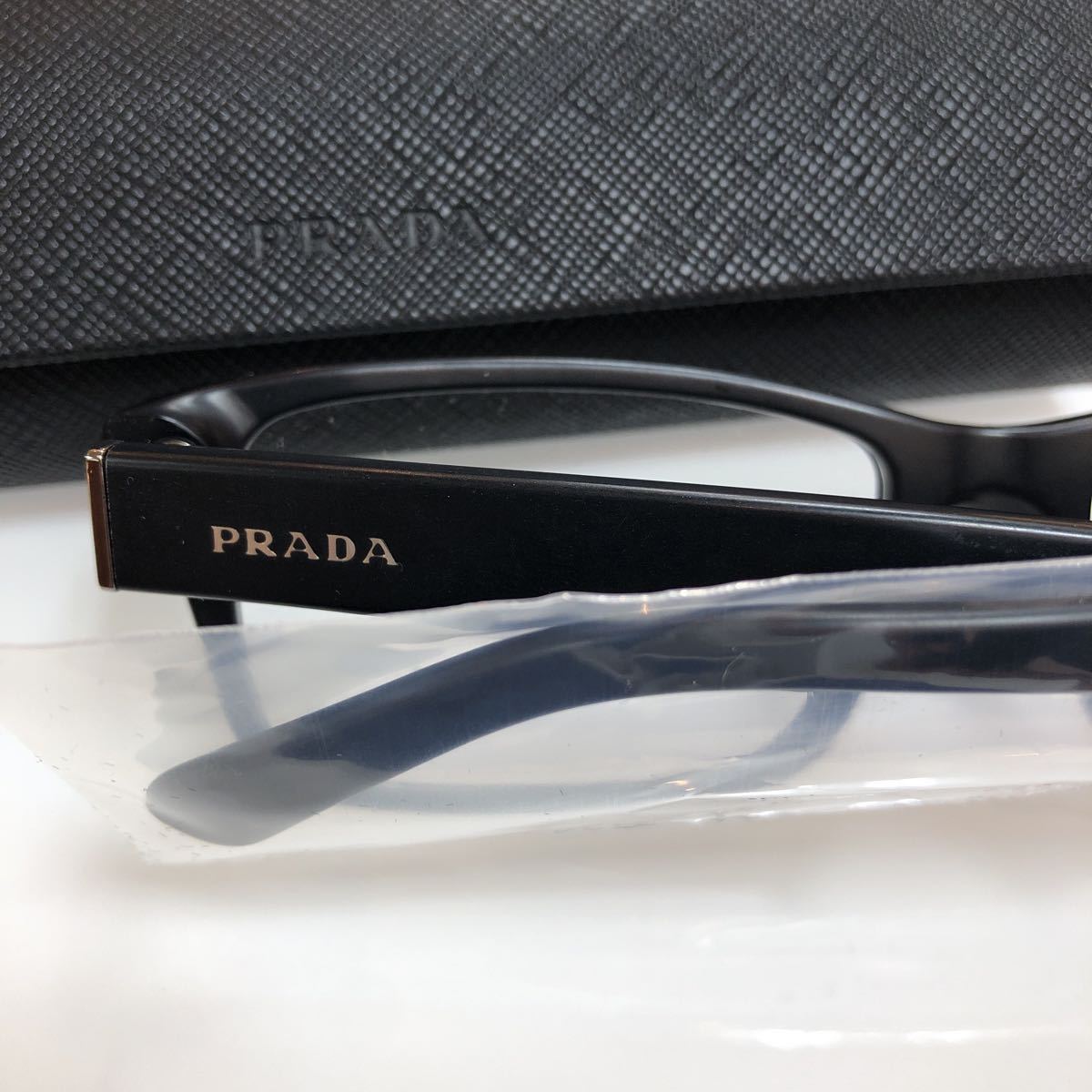 新色!正規品 安心の2年正規保証付き 定価49,500 眼鏡 新品 PRADA VPR16M VPR 16M 55-16 1BO-101 VPR 16 プラダ メガネフレーム 眼鏡_画像5