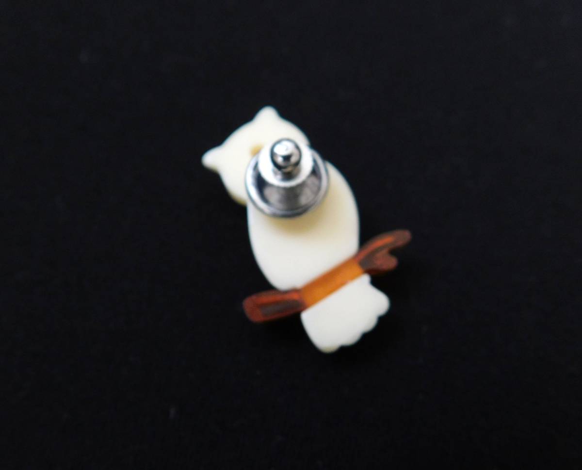 ヴィンテージ　Avon刻印　アイボリー色プラスティック製の古い小さなフクロウモチーフのタイピン　美品　送料120_画像3