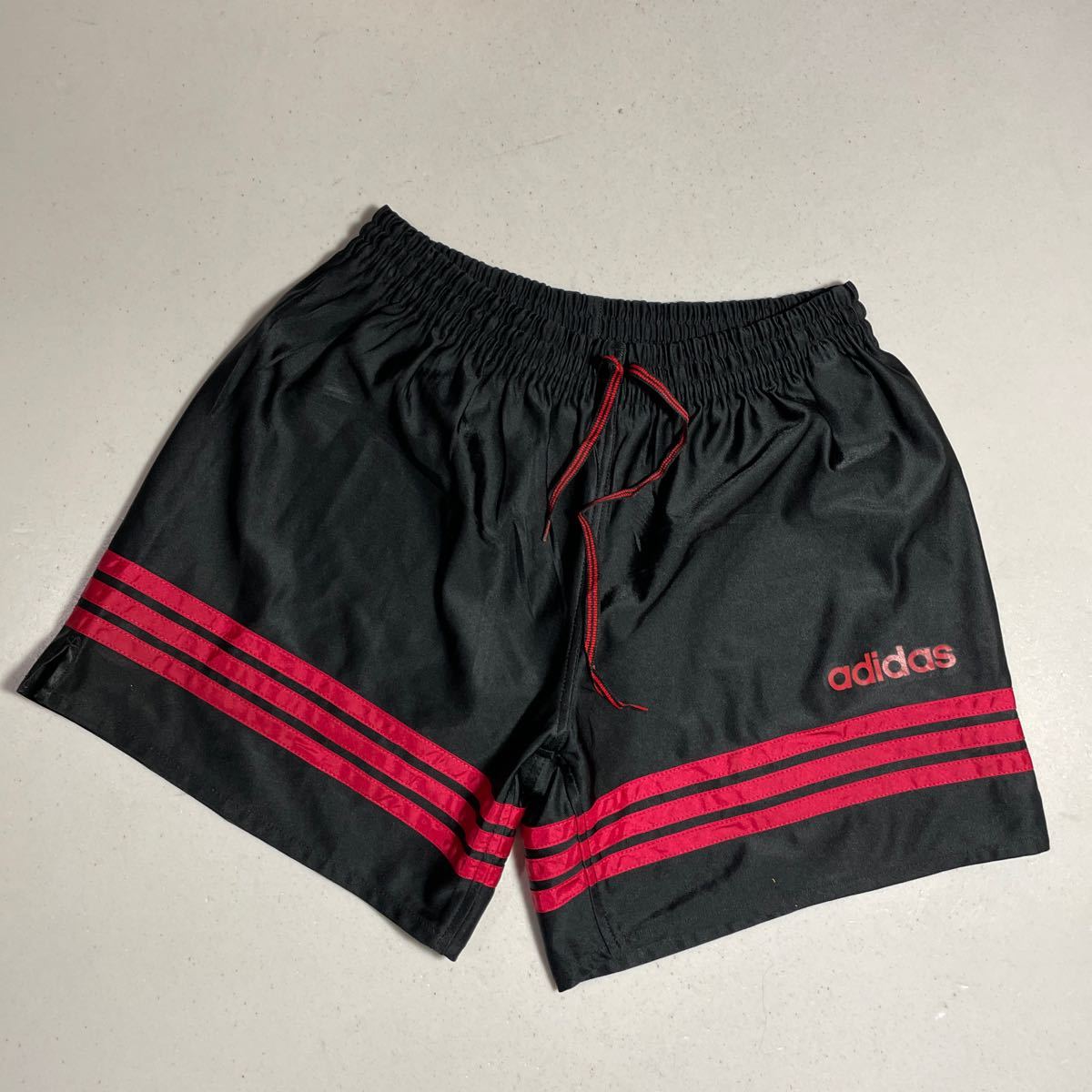 アディダス adidas トレフォイル 90年代 黒 ブラック 赤 レッド 光沢サカパン サッカーパンツ Lサイズ_画像1