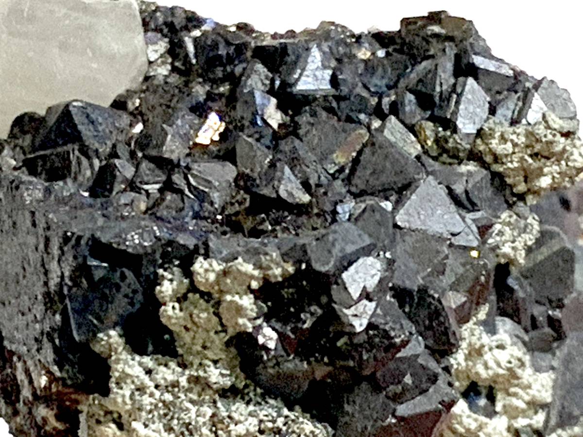 内蒙古産の磁鉄鉱と灰重石の共生・64g（中国産鉱物標本）_画像9