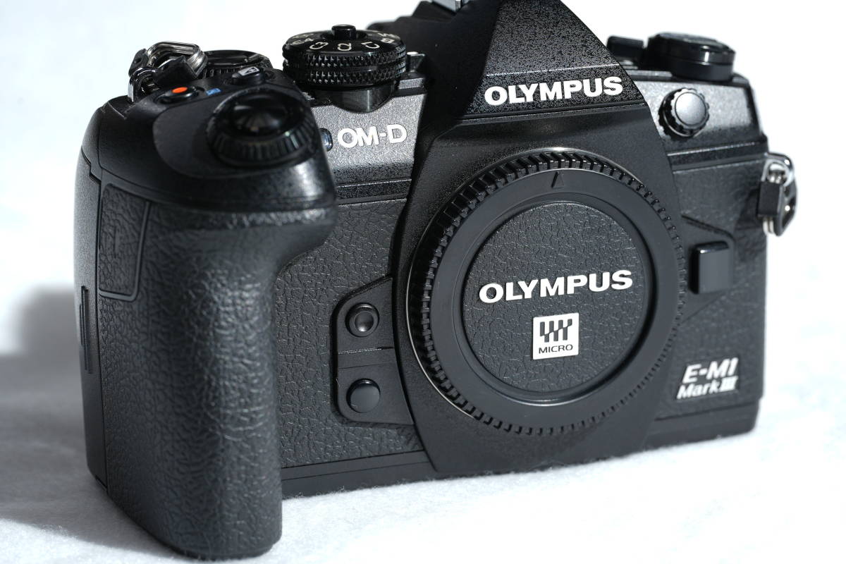 OM-D E-M1Mark3　ミラーレスカメラ　純正縦グリ　予備バッテリー３個　延長グリップ_画像1