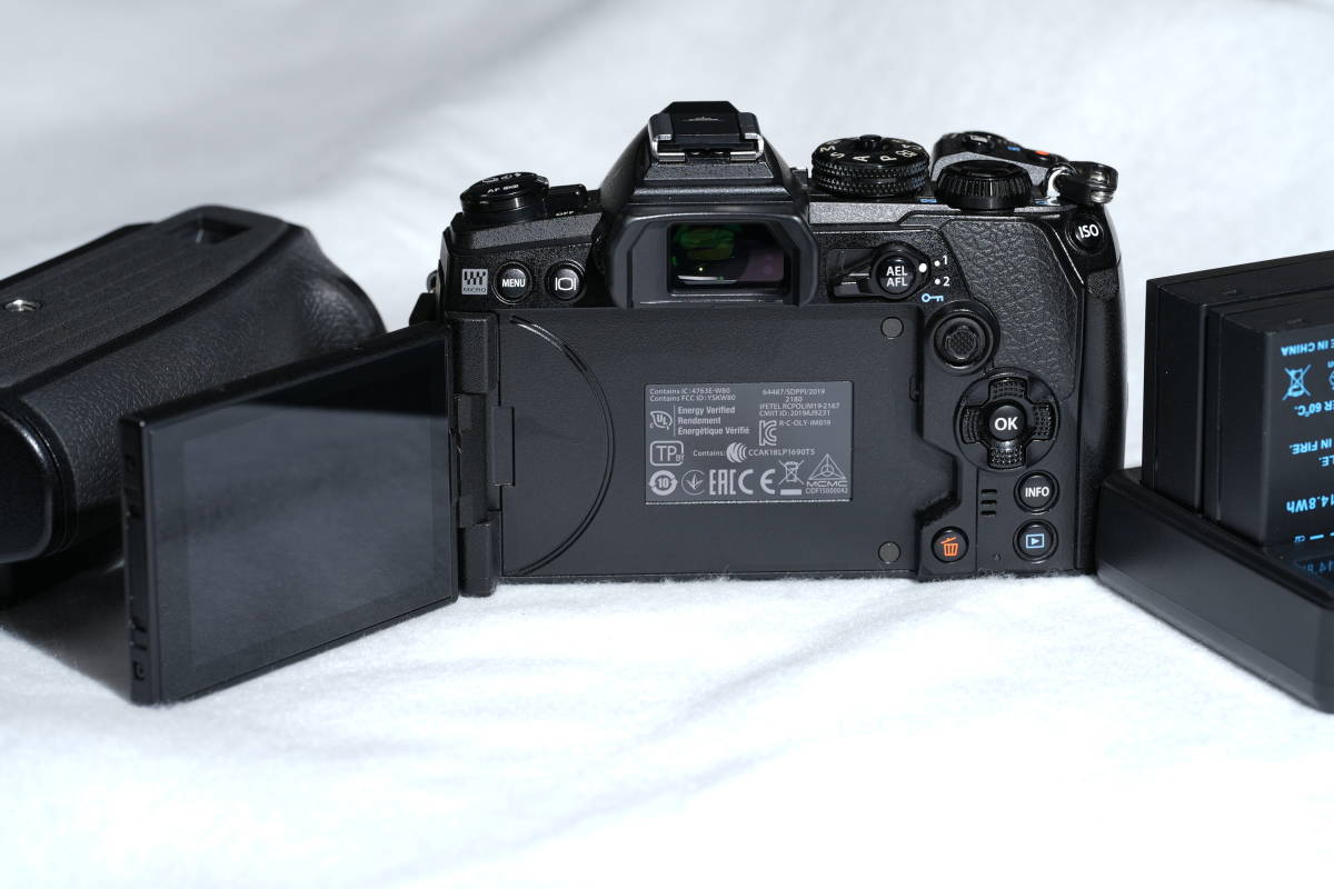 OM-D E-M1Mark3　ミラーレスカメラ　純正縦グリ　予備バッテリー３個　延長グリップ_画像10