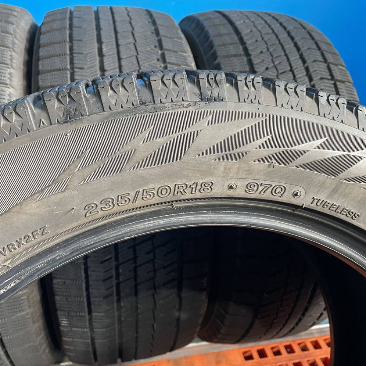 235/50R18 ブリヂストンBLIZZAK VRX2 スタッドレスタイヤ235/50R18 2017年製造_画像6