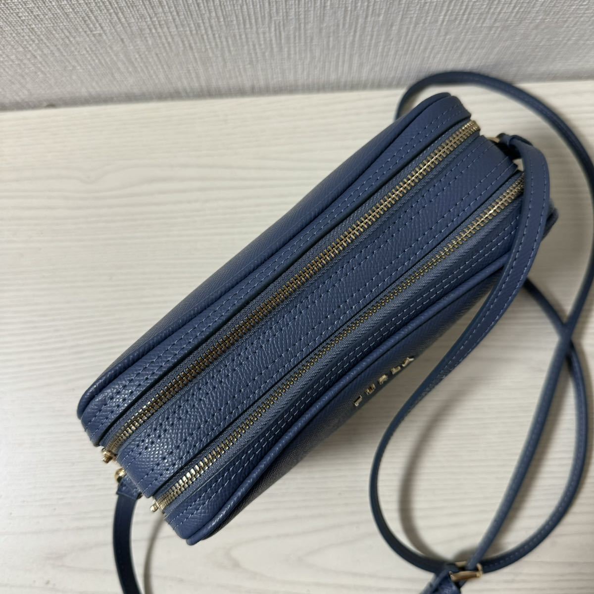 【再値下げ】【新品同様】FURLA フルラ LILLI リリー　ショルダーバッグ ブルー　青　レザー_画像4