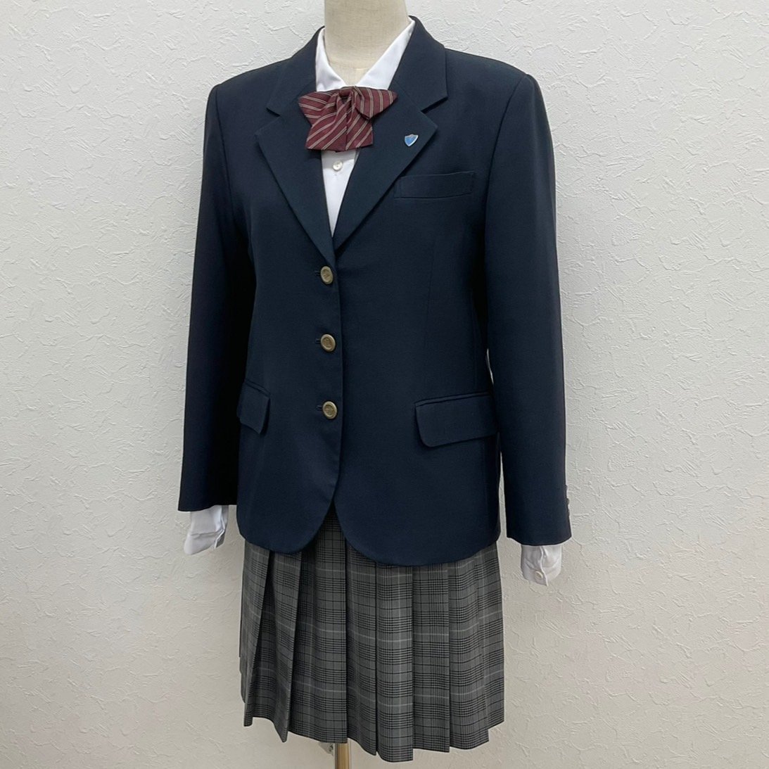 U331/T441(中古)栃木県 高根沢高校 女子制服4点 /旧制服/校章付/L～LL程度/W69/ブレザー/ブラウス/冬スカート/リボン/紺/チェック柄/卒業生_画像1