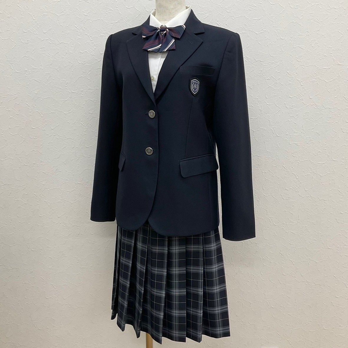 U279/S1012(中古)東京都 板橋区立中台中学校 女子制服4点 /165A/W63/ブレザー/冬スカート/リボン/紺/チェック柄/VARSITYMATE/学生服/卒業生_画像1