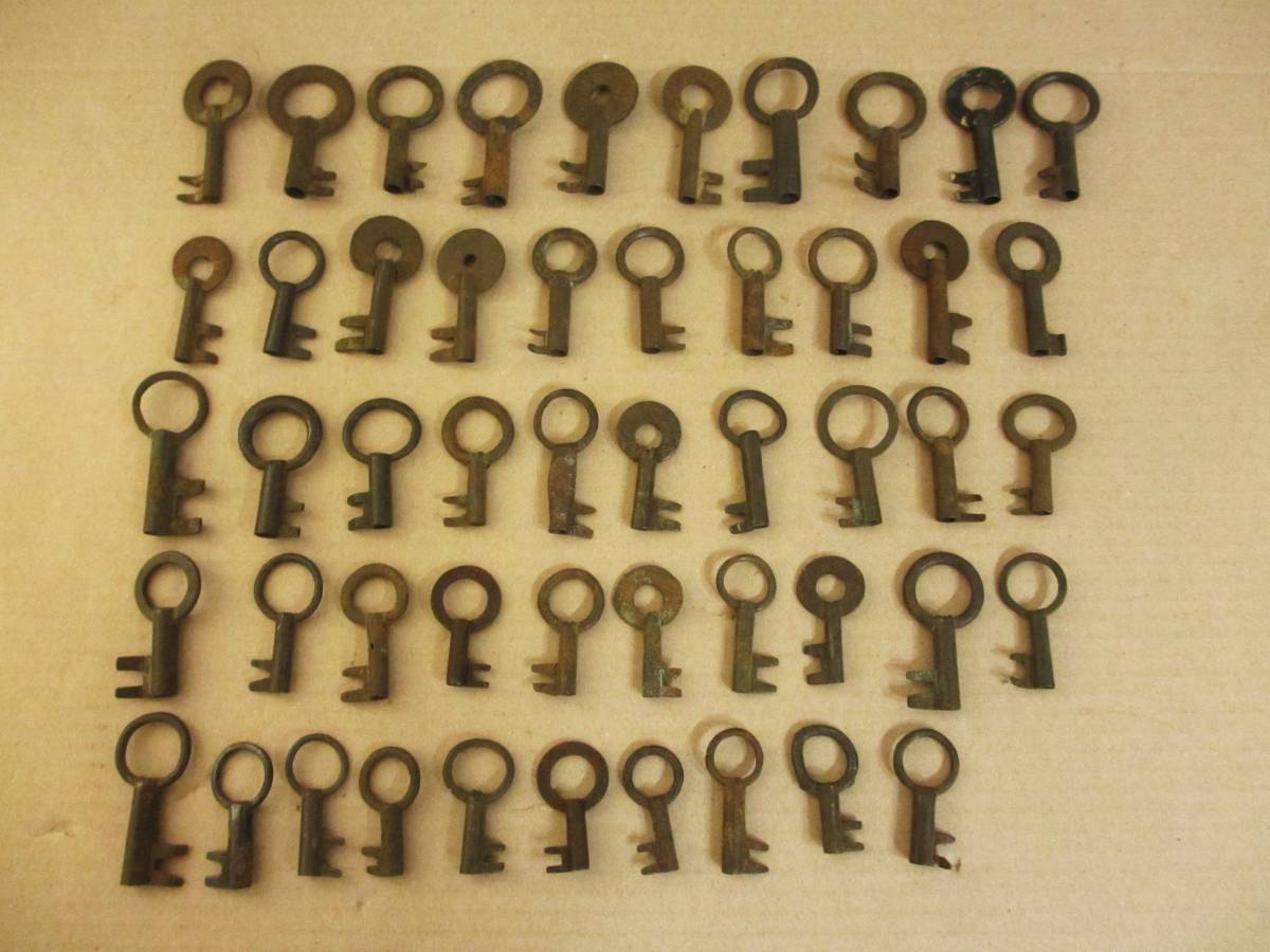 古い箪笥の鍵　和鍵　まとめて５０個　和箪笥　江戸時代　アンティーク_画像1
