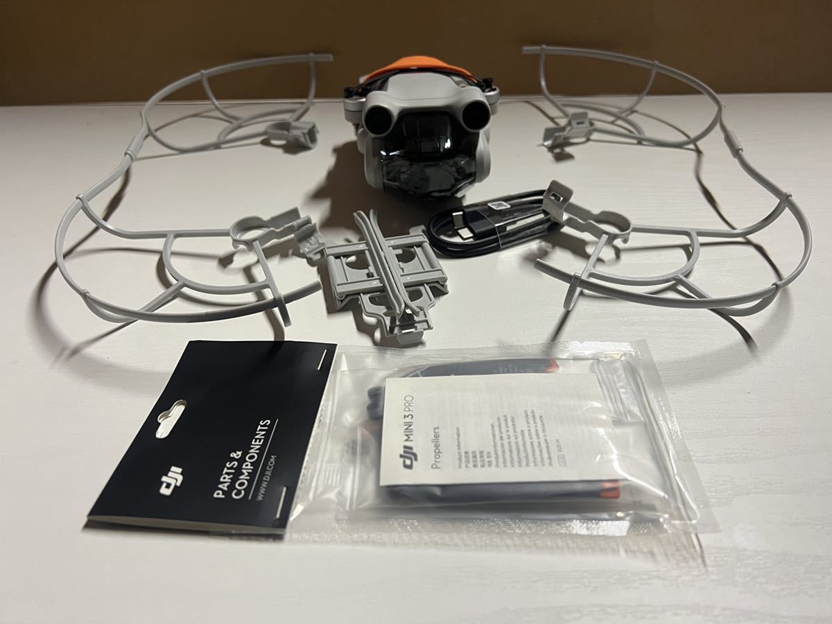 DJI MINI3 Pro 本体＋バッテリー1個＋プロペラガード＋プロペラ固定ホルダー＋プロペラ新品1セット_画像1